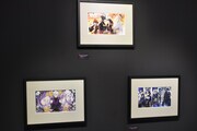 「曇天に笑う」原画展の様子。