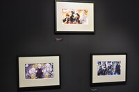 「曇天に笑う」原画展の様子。