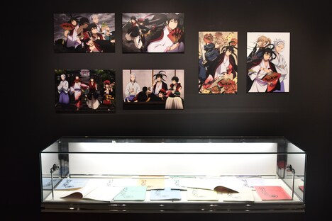 アニメ「曇天に笑う」の台本とパネル。