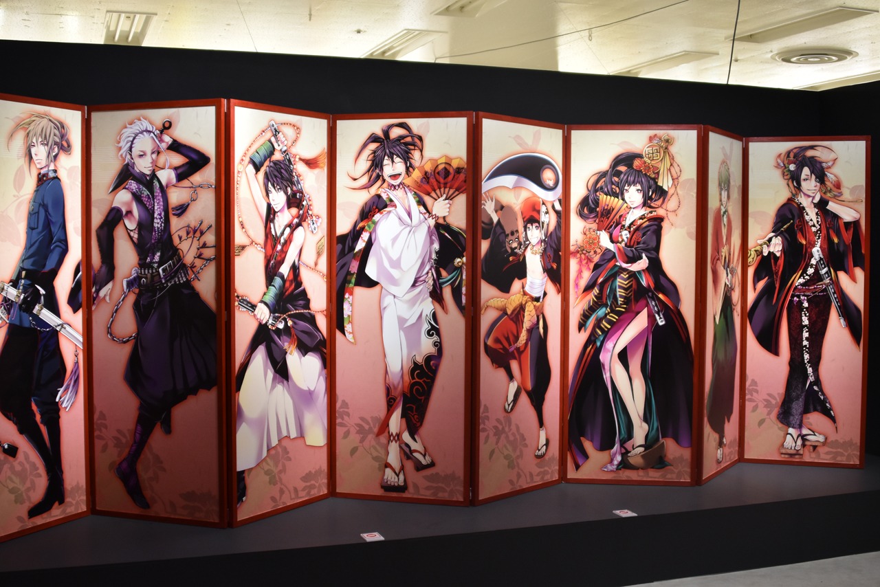 「曇天に笑う」原画展に設置されている特大屏風。