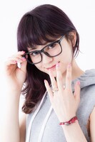 「鋼の錬金術師」のキャラをモチーフにしたブレスレットとリングの着用例。