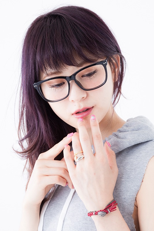 「鋼の錬金術師」のキャラをモチーフにしたブレスレットとリングの着用例。