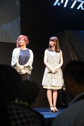 （左から）クロキ・アンジュ役の渡辺明乃、ナトリ・シオン役のブリドカット セーラ 恵美。