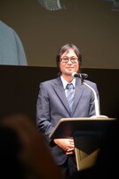 月刊ヒーローズ編集長の鈴木緑視。