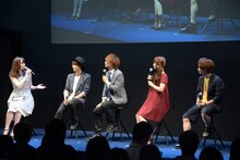 （左から）ナトリ・シオン役のブリドカット セーラ 恵美、ヒタチ・イズル役の相葉裕樹、アサギ・トシカズ役の浅沼晋太郎、イリエ・タマキ役の井口裕香、スルガ・アタル役の池田純矢。