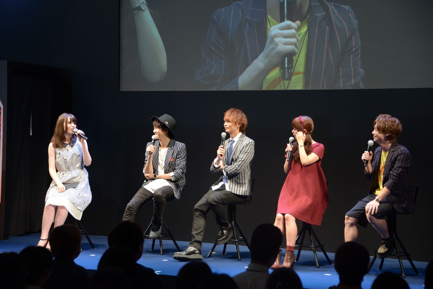 （左から）ナトリ・シオン役のブリドカット セーラ 恵美、ヒタチ・イズル役の相葉裕樹、アサギ・トシカズ役の浅沼晋太郎、イリエ・タマキ役の井口裕香、スルガ・アタル役の池田純矢。