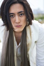 ニーチェ先生こと仁井智慧役を演じる間宮祥太朗。