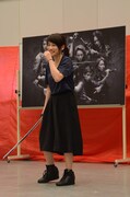 岡村俊一に出来栄えを問われ、苦笑いを浮かべる川栄李奈。