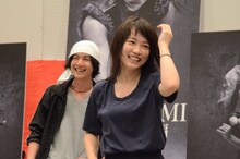 セリフを飛ばしてしまい、照れ笑いを浮かべる川栄李奈。