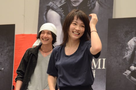 セリフを飛ばしてしまい、照れ笑いを浮かべる川栄李奈。