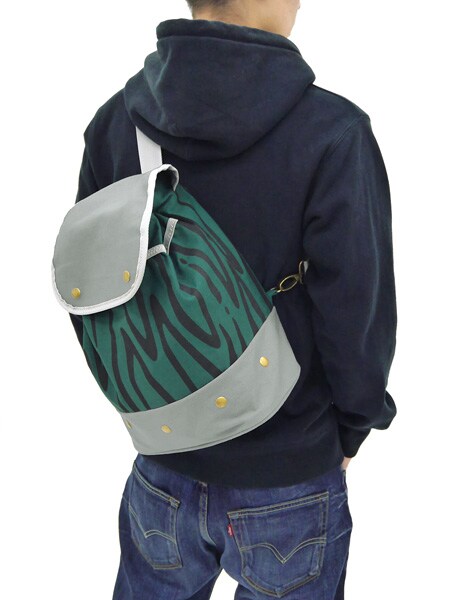 エースのボディバッグ