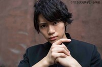 硬派な不良高校生役の佐藤流司。