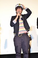 坂道モデルのヘルメットを被る山下大輝。坂道のようにメガネをかけようと安元のメガネを借りるが、少し違うキャラに。