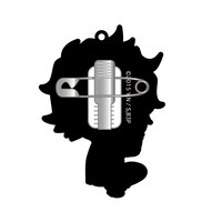 クリップバッジの背面。クリップと安全ピンの2種類が付属している。