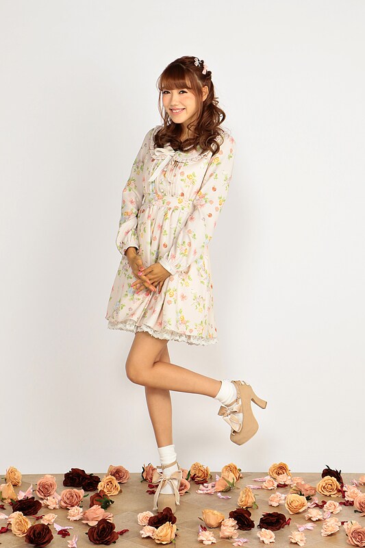 ローズワンピースのピンクベージュ。