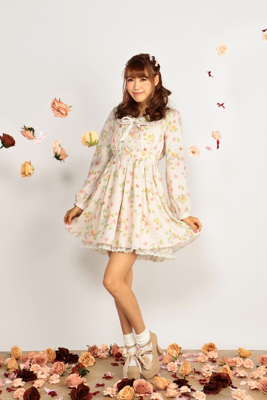 ローズワンピースのピンクベージュ。