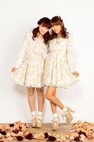 「トップス＆ジャンパースカートセット」とローズワンピース。