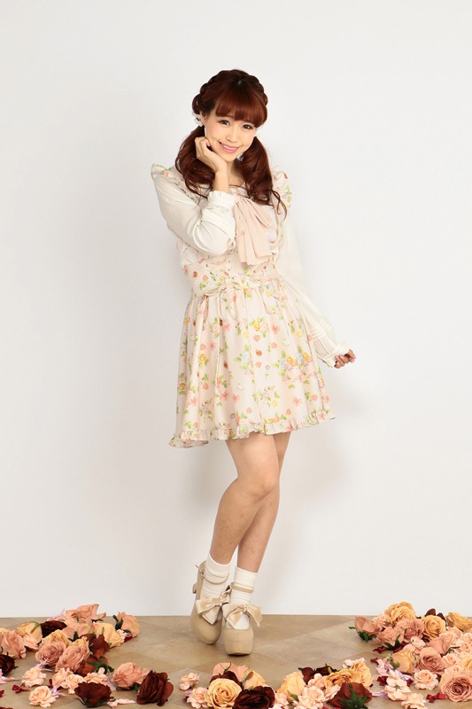 「トップス＆ジャンパースカートセット」のピンクベージュ。