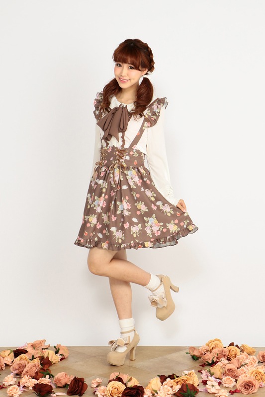 「トップス＆ジャンパースカートセット」のブラウン。