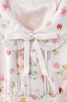 ローズワンピースのピンクベージュ。