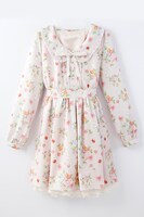 ローズワンピースのピンクベージュ。