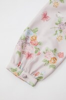 ローズワンピースのピンクベージュ。