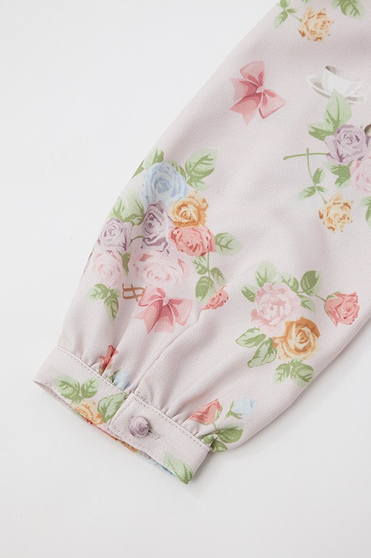 ローズワンピースのピンクベージュ。