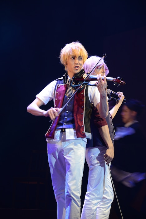 東金千秋役の碕理人、土岐蓬生役の上田堪大。