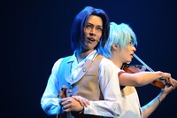 如月律役の黒羽麻璃央、如月響也役の前山剛久。