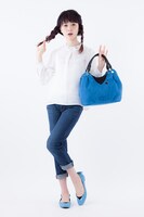 バッグとパンプスの着用例。