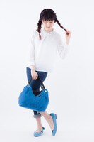 バッグとパンプスの着用例。