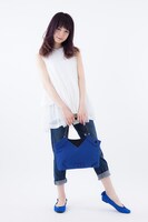 バッグとパンプスの着用例。