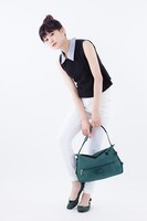 バッグとパンプスの着用例。