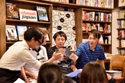 和気藹々とした会場の様子。左から司会、フレデリック・トゥルモンド、藤原カムイ、じゃんぽ～る西。