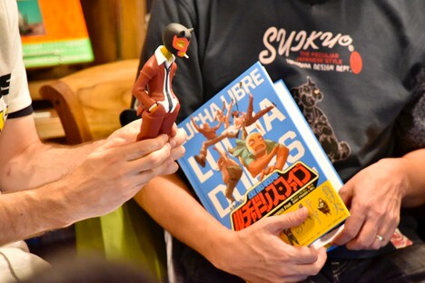 「ルチャドーレス・ファイブ」とそのフィギュア。