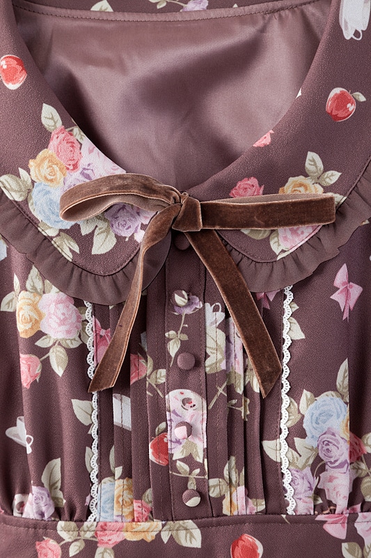 ローズワンピースのブラウン。