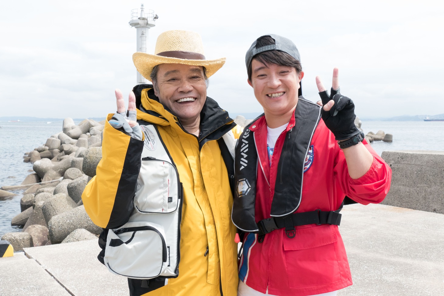 収録の合間に撮影されたオフショット。（左から）西田敏行、濱田岳。