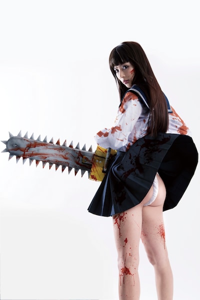 鋸村ギーコ役を演じる内田理央。セーラー服にふんどしというビジュアルで、チェーンソーを振り回す姿はインパクト大。