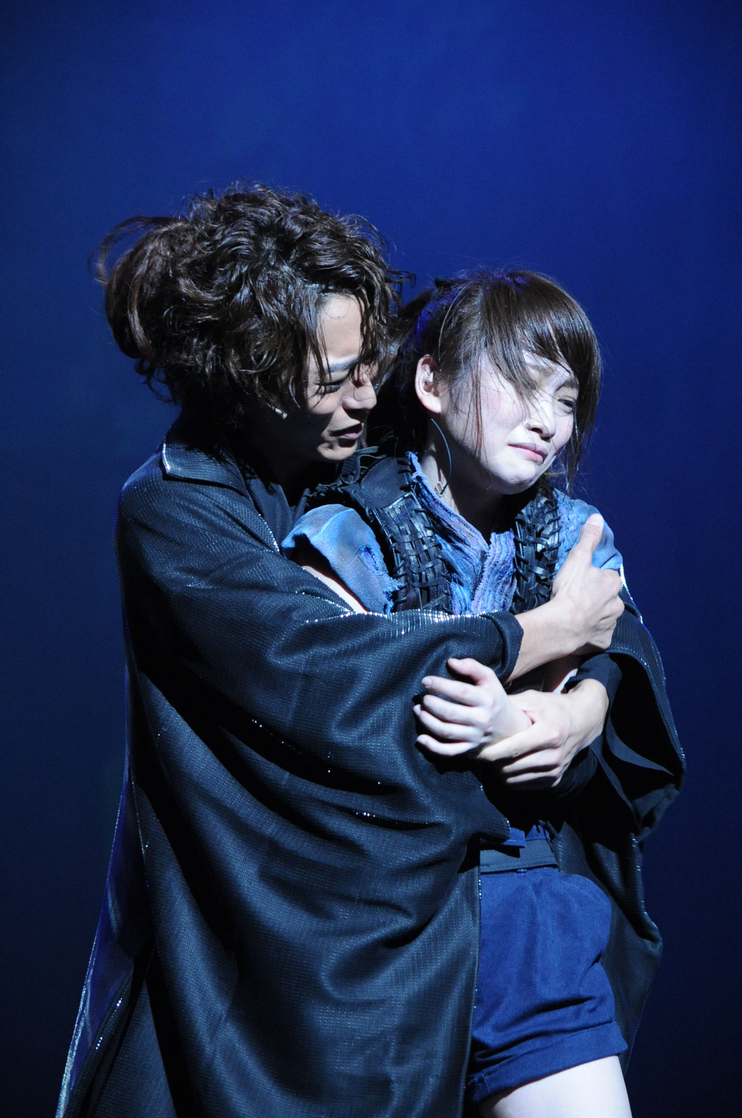 人気画像10位は「川栄李奈主演『AZUMI』公開ゲネプロで殺陣は『気持ちいい』」より、坂本龍馬役の浅香航大（左）と、あずみ役の川栄李奈（右）。