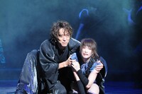 坂本龍馬役の浅香航大（左）と、あずみ役の川栄李奈（右）。