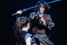 川栄李奈と早乙女友貴による殺陣のシーン。