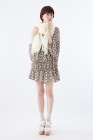 C.C.モデル フード付きストールの着用例。