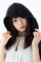 ルルーシュ・ランペルージモデル フード付きストールの着用例。