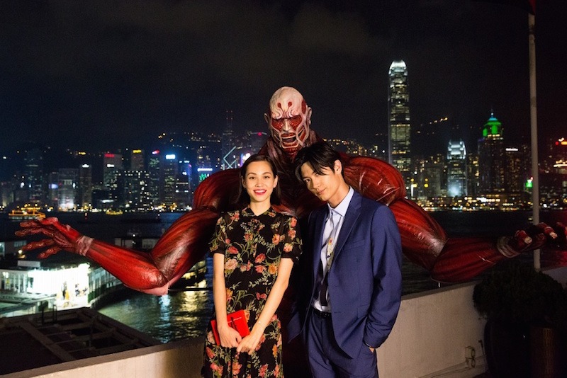 香港の夜景を楽しむ三浦春馬と水原希子。
