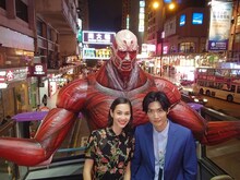 香港市内で2階建てバスに乗る三浦春馬と水原希子。