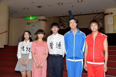 （左から）普通田ふつこ役の中江友梨（東京女子流）、テンテン役の新井ひとみ（東京女子流）、普通田ふつお役の鎌苅健太、聖徳太子役の西山丈也、小野妹子役の橋本祥平。