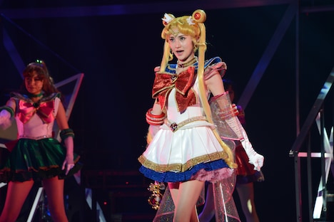 スーパーセーラームーンに変身したうさぎ。