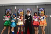 囲み取材の様子。