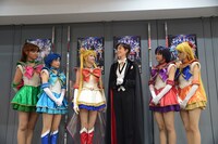 囲み取材の様子。