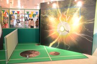 ラケットを持つだけで、「光る球」を打つことができる。